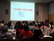 松本市美術館でバラ一色の企画展「薔薇空間」－バラの香りの演出も