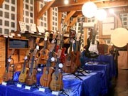 松本で楽器製造「フジゲン」が楽器展－ギター、ウクレレなど100点展示