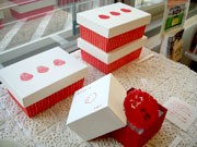 松本の雑貨店で「だるま」テーマの作品展－スイーツや雑貨など多彩に