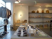 新潟のデザインユニットが地場産業とのコラボ作品展－靴下や鍋など幅広く