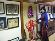 パリ在住の女性画家、郷里のアトリエで幼少期の絵を展示
