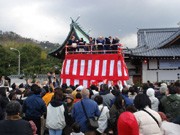 松山の湯神社で「初子祭」－もちまきやどんど焼き、水軍太鼓も