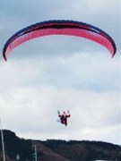 伊予の空からサンタクロースがパラグライダーで登場－海からも