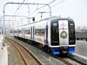 名鉄特急列車にサンタガール乗車－「セントレア」のプロモで