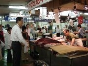 柳橋中央市場が初心者向け見学ツアー、解体パフォーマンスも
