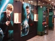名鉄百貨店本店で「ハリーポッター展」－劇中使用のつえやほうき展示も