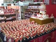 誕生日などが記された手作り招き猫400匹－東急ハンズに集合