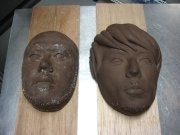 ケミストリーの顔型チョコ像－「ピエール マルコリーニ」が製作