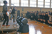 生徒300人感動－名古屋出身ロックバンドが母校卒業式で凱旋ライブ
