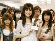 現役女子大生モデル・椿姫彩菜さんがサイン会－初エッセー出版で