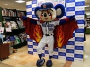 悪魔ドアラ、名古屋で握手会－写真集「ドアラの九州旅日記」発売記念で