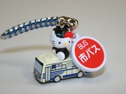 運転士の制服を着た「ハローキティ根付」－名古屋市バス開業80周年で発売