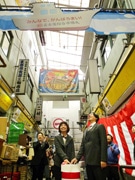 名古屋綜合市場、吹き抜けを大漁旗で装飾－地元専門学生がデザイン