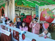 茨城で「真冬のイチゴかき氷食べコンテスト」－寒さに震え子どもが挑戦