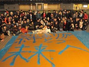 水戸芸術館で46日間「ほふく前進」パフォーマンス終了－応援の市民らが祝福