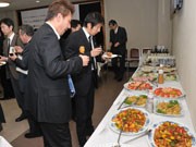 茨城大学がヤーコンを使った料理を提案、試食会に大学関係者が舌鼓