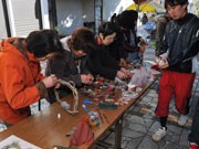 日立の商店街でクリスマスリース作り－オリジナル飾りの製作体験