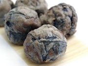 竹炭パウダー入りの「黒いたこ焼」、盛岡市内のスーパーで話題に