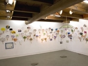 自由な発想で描く「創作うちわ展」－画家から子どもまで90人参加