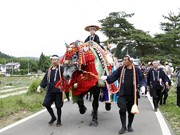 岩手の風物詩「チャグチャグ馬コ」－馬86頭が鈴の音高らかに