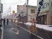 雫石町で氷点下の真冬日に恒例「裸参り」－地元テレビ局アナも参加