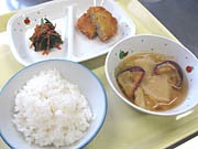 滝沢村で地産地消の米飯給食メニュー発表会－地元野菜にイワナのコロッケも
