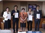 雇用創出に一役－那覇市役所で助成金交付式