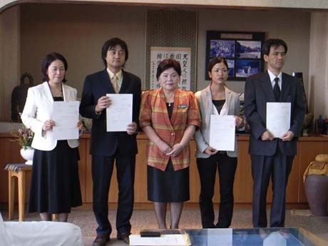 雇用創出に一役－那覇市役所で助成金交付式