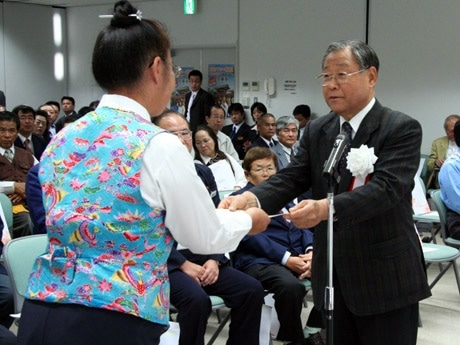 4月から「観光タクシー認定制度」－117人に認定証交付