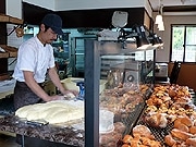 恩納村の人気パン店が那覇に初出店－イートインスペースも