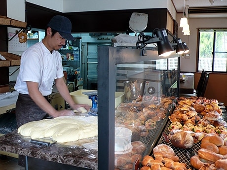 恩納村の人気パン店が那覇に初出店－イートインスペースも