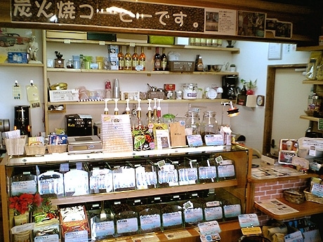 那覇・新都心にコーヒー豆専門店－小さなテラス席も