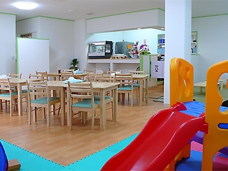 2児の両親が県内初の「親子カフェ」開く－滑り台や授乳スペースも