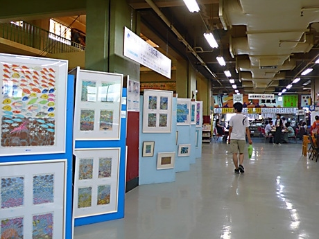 牧志公設市場で「沖縄の魚」原画展－色鉛筆でカラフルに描く