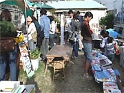 ピクニックのような「青空古本市」?コーヒー好き、本好きが多数来店