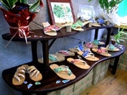 那覇の靴店が「新作展」－紅型サンダル、かりゆしシューズなど提案