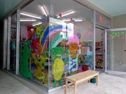 首里・龍潭通りに駄菓子店－ウインドーの絵は近所の子どもらが描く