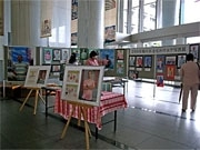 「海のおきなわウエア」写真展－新作を着てポーズを決めるウミンチュら