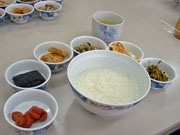 那覇の公民館で「おかゆ」朝食会－おかず1品持ち寄り「ゆる～く」開催