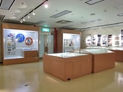 那覇で「730狂騒曲」展－当時の交通標識や関係資料200点を展示