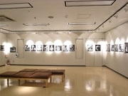沖縄の伝統風習「ハジチ」写真展－禁止を伝える新聞なども展示