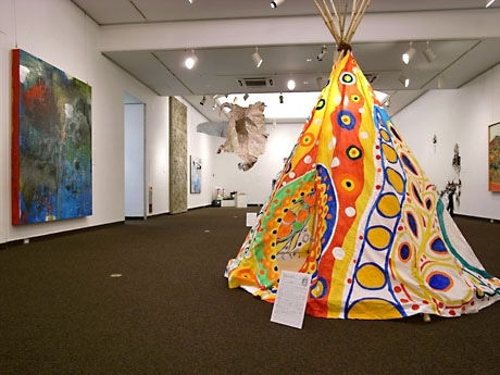 浦添市美術館でアート展－アーティスト・日比野克彦さんの公開制作も