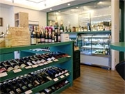 那覇・おもろまちに「ワイン専門店」－ソムリエ厳選の400種を販売