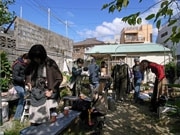 那覇・コーヒー屋台の庭で「青空洋服店」－リネン服を中心に50点販売