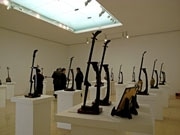 那覇で「三線作品展」－三線製作者・新垣喜盛さん作の24点を展示