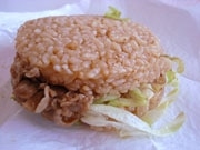 沖縄吉野家が「牛丼バーガー」－県内4店のみで試験販売