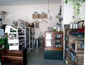 那覇・国場の生花店内に雑貨ショップ－オーナーに誘われオープン