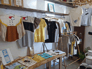 那覇のカフェで「Tシャツの種展」－作家11人が20作品出品