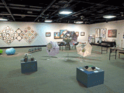 那覇で現代アート展－ユーモアやウイットに富んだ作品103点展示