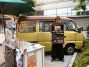 「プリン号」で出張販売－南船場・お好み焼き店のプリンが人気に
